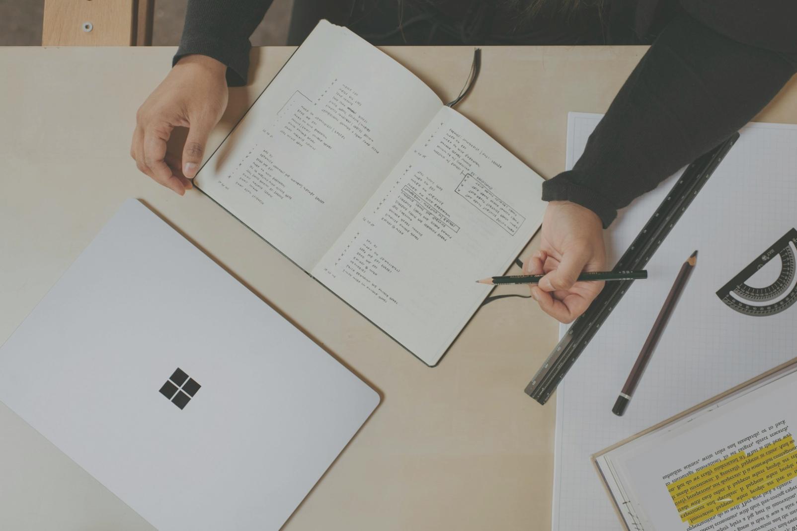 Grupo de personas en una sesión de trabajo colaborativo sobre finanzas