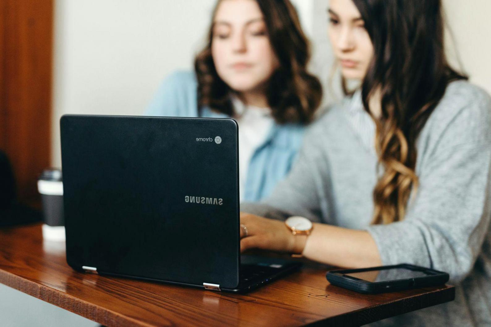 Mesa de trabajo con tablet y documentos de análisis financiero